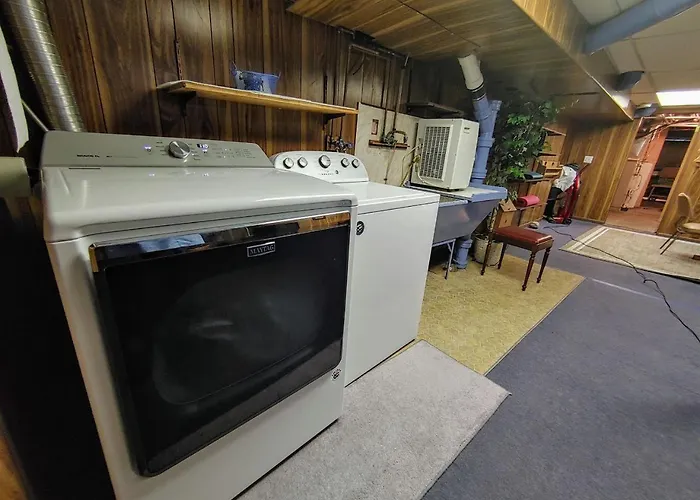 Huge Historic, W/Large Yard & Close To Beach
