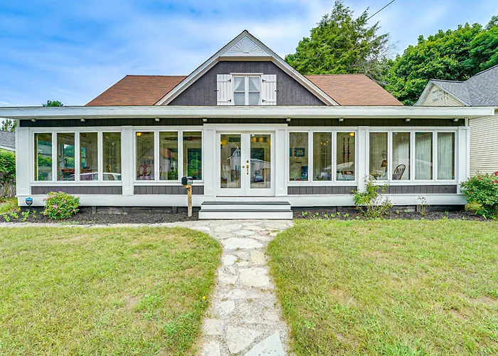 Spacious Vintage Gem W/ Sunroom In Manistee!