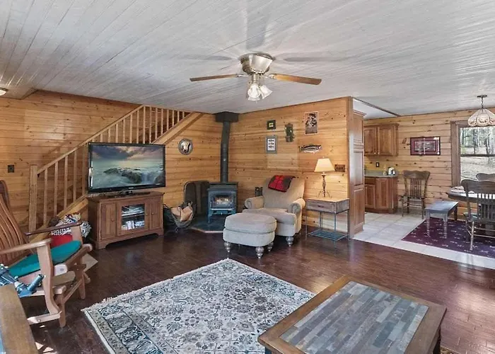 Cozy 3-Bedroom Retreat In Manistee